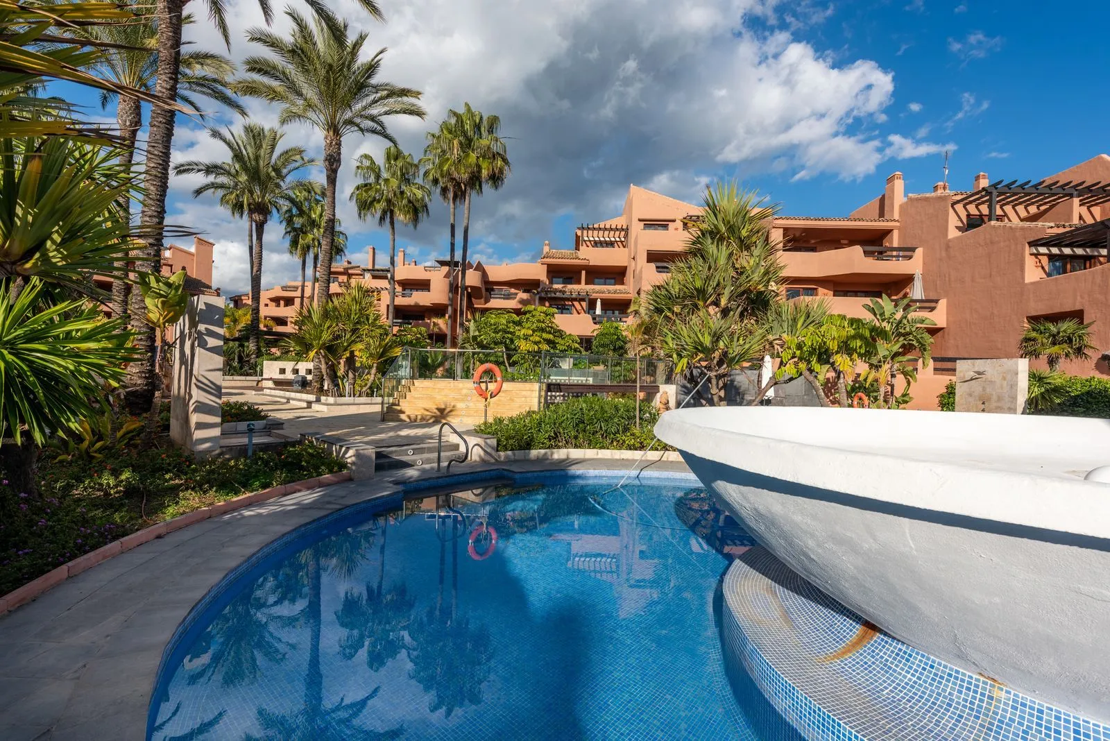Middle Floor Apartment-Estepona-R4941178