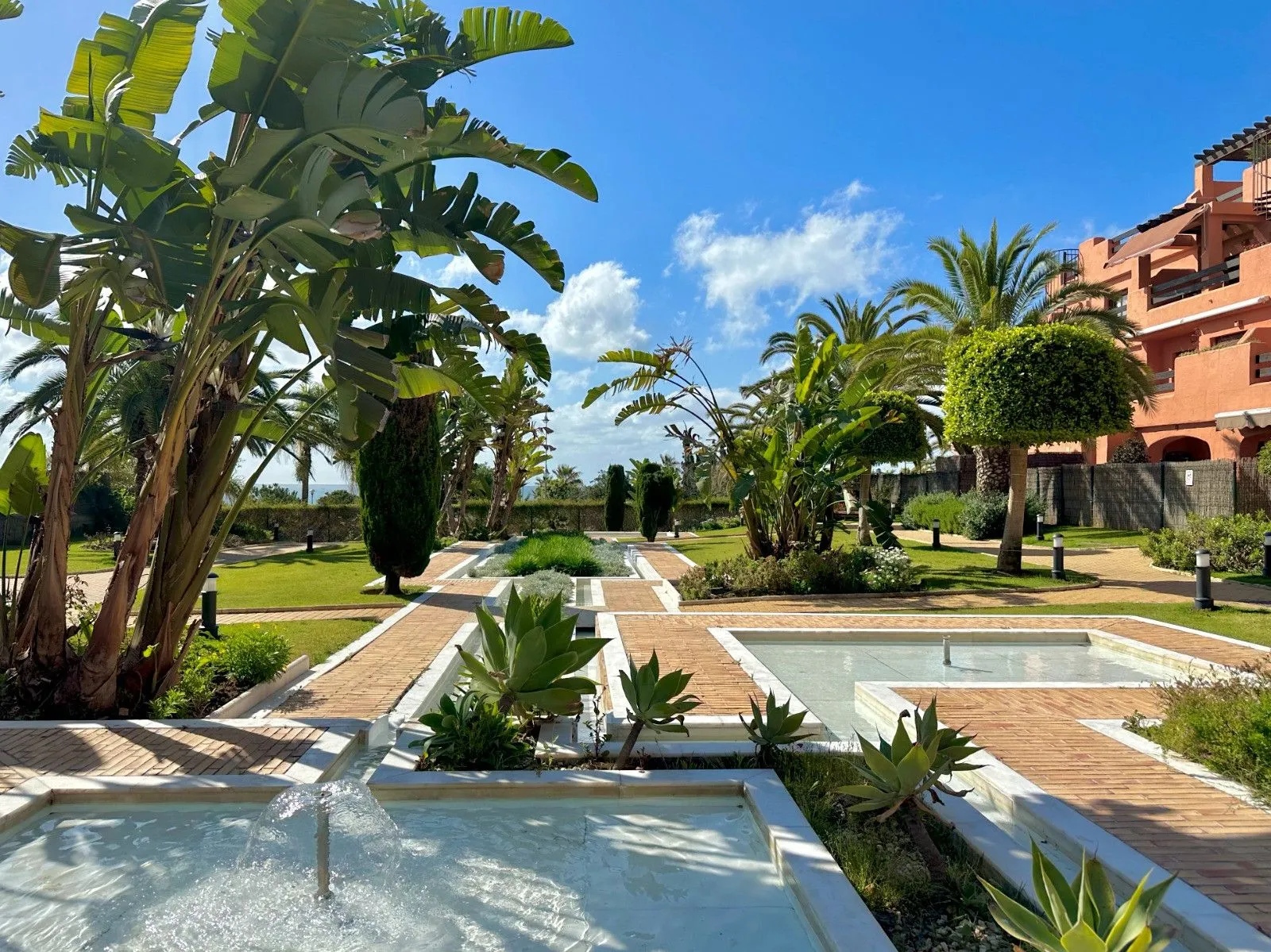 Middle Floor Apartment-Estepona-R4982161