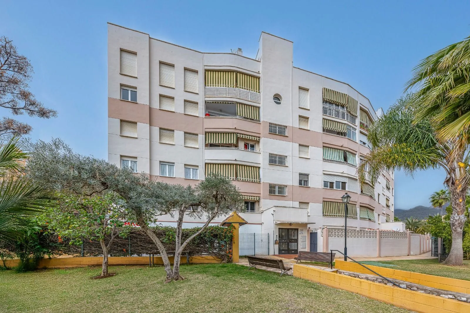 Middle Floor Apartment-Marbella-R5041027