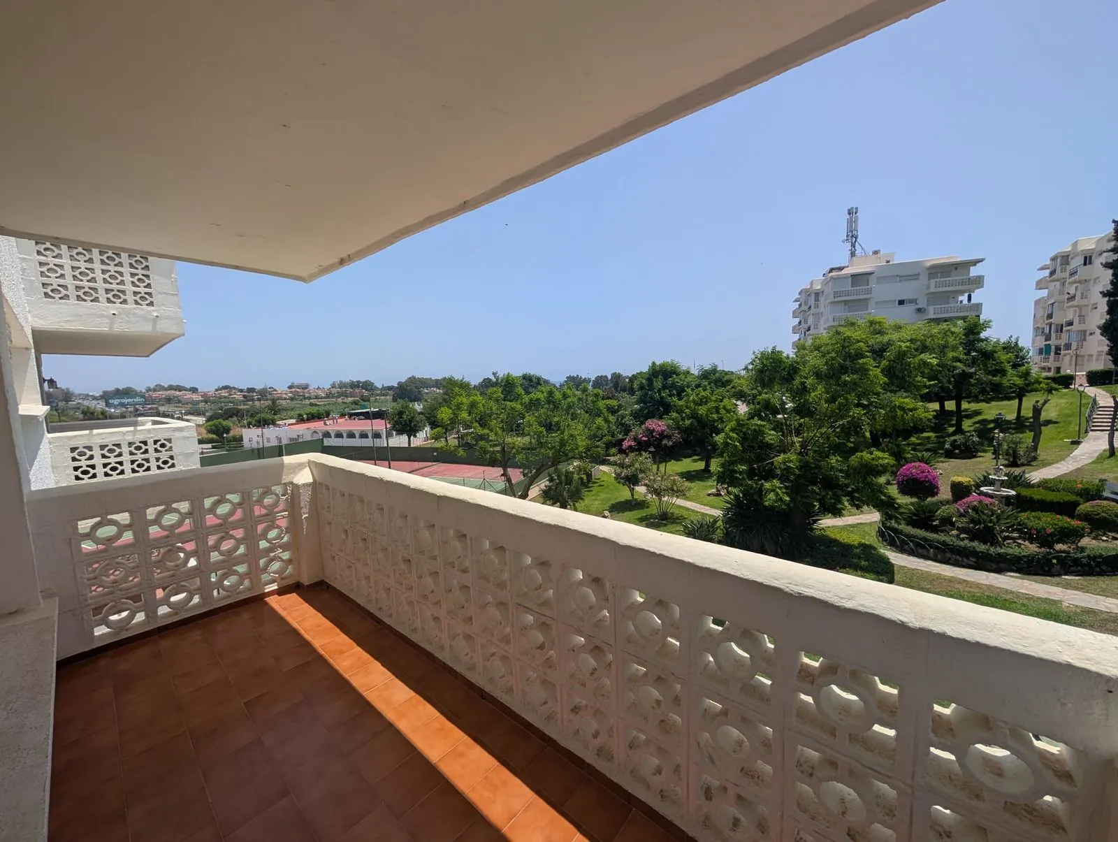 Middle Floor Apartment-Estepona-R5105026